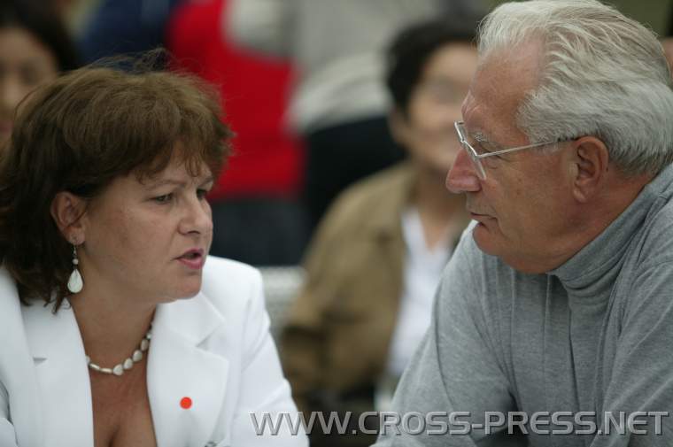 05.08.24_143 Maria Hetzer im Gespräch mit Dr. Kurt Hürbe, dem ehem. Leiter und Gründer der Aktion 'Hilfe für Kinder aus Belarus'.