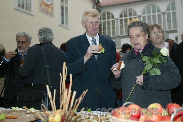 2008.10.25_16.43.53.JPG - Frau Anna Rohrhofer mit ihrem Gatten am Buffet, das von der AKNÖ gesponsert wurde.