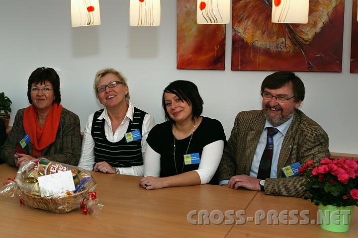 2008.11.14_16.07.25.JPG - Anna Maria Mühlmann, Anneliese Neudorfer, Elfriede Hirtenlehner, Dr. Wolfgang Apfelthaler (Geschäftsführer v. "RdK")