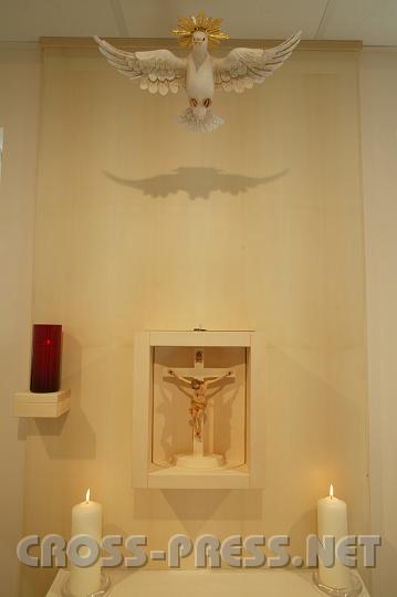 2008.09.06_12.25.15.JPG - Liebevoll, mit viel handwerklichem Einsatz und den Spenden der Hörer wurde die kleine Studiokapelle eingerichtet.  Über dem drehbaren, dreifachen Tabernakel schwebt die Heiliggeisttaube aus dem Grödnertal.