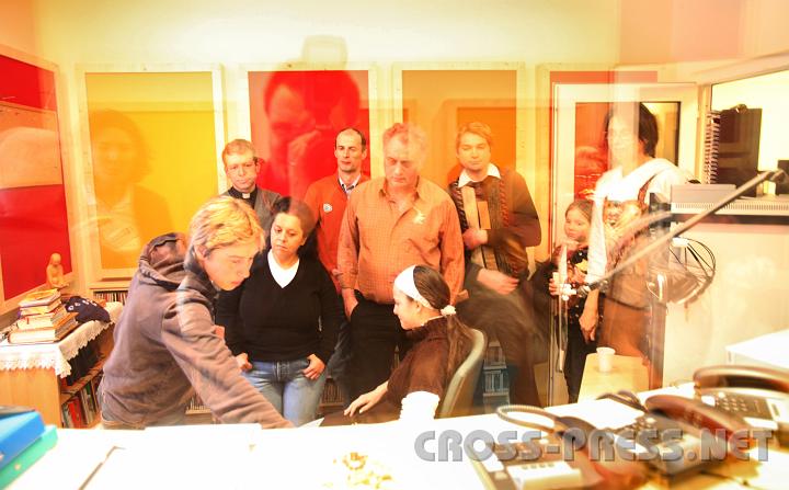 2010.02.20_16.11.09.jpg - Blick aus dem Publikum-Raum durch die dicke Glasscheibe ins Studio.  Die erfahrene Mitarbeiterin Dr.Luzia Hübner gibt den "Neuen" eine erste "Unterrichtsstunde".