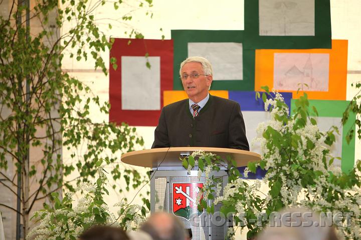 2009.04.19_12.22.08.jpg - Der Seitenstettner Bürgermeister Franz Deinhofer erzählte die Renovierungsgeschichte der Kirche.