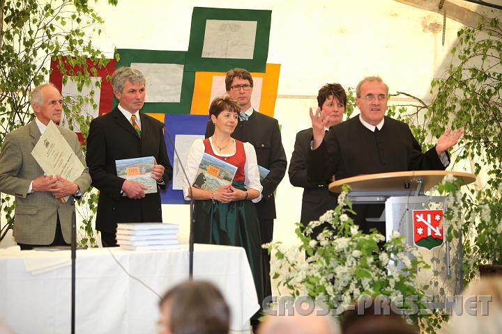 2009.04.19_12.19.03.jpg - Im Festzelt honorierte Pfarrer P.Michael die Beteiligten am Projekt "St.Veit 1109" mit der Festschrift zur Sonderausstellung.   Josef Kern (ganz links) bekam für sein Engagement den Hippolytorden aus Bronze.