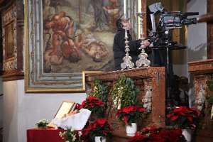 Pontifikales HochAmt am Christtag mit live ORF/ZDF Übertragung Die Heilige Schrift, das Christkind in der Krippe, darüber der Kameramann: