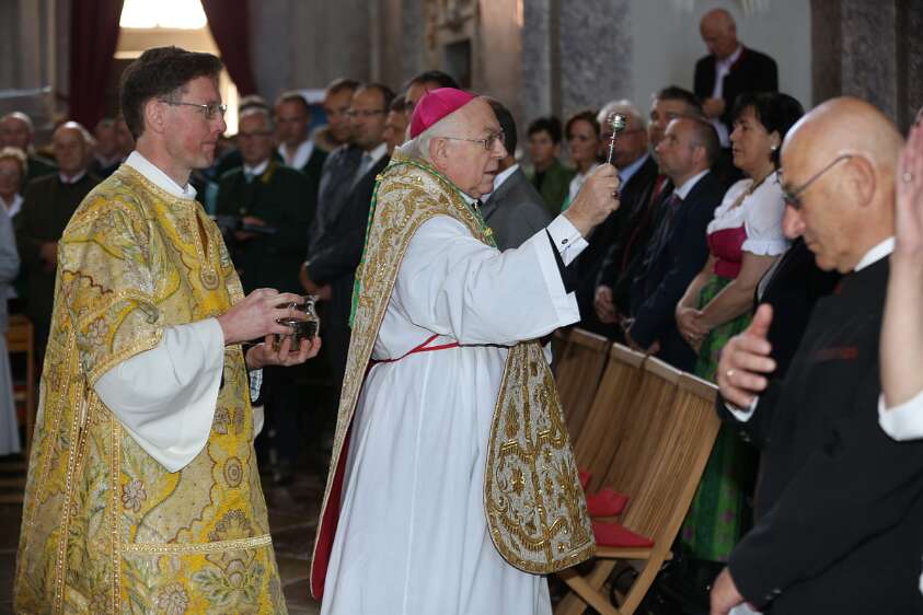 Altarweihe mit Nuntius Zurbriggen Nuntius Zurbriggen geht segnend durch die Basilika.
