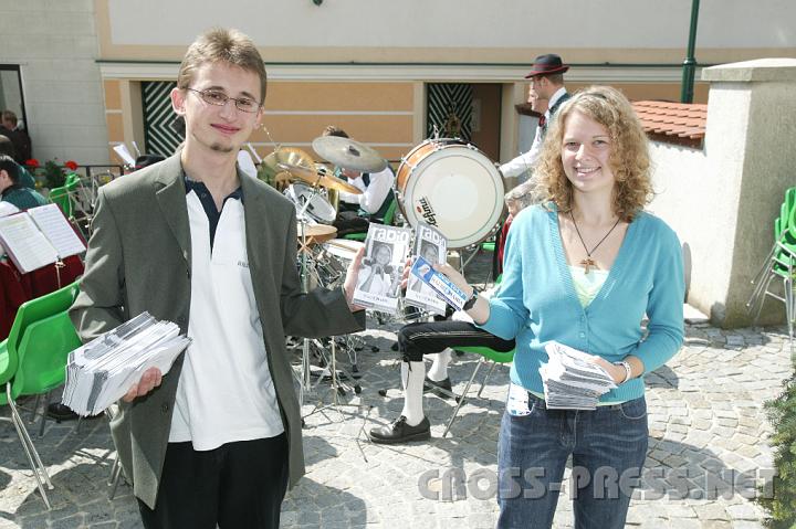 2008.07.27_10.46.35.JPG - Mitarbeiter des Senders "Radio Maria", der den Festgottesdienst übertrug, verteilen Programmfolder.