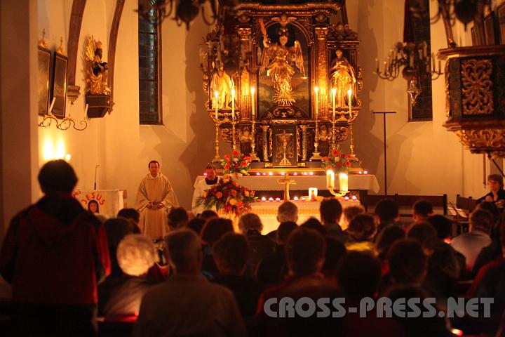 2010.05.28_22.27.50.jpg - Während der Wanderung nach St.Michael bereiteten die Pilger ihre Lieblings-Bibelverse vor, die sie während der hl.Messe als Meditationsimpulse vorlasen.