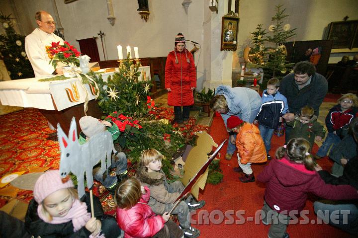 2008.12.24_10.07.12.JPG - Die Kinder schmückten gemeinsam die Krippe.