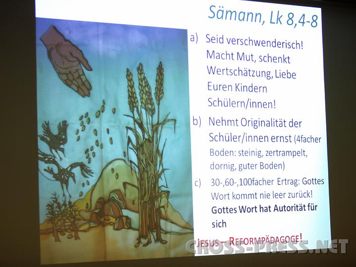 2009.11.18_20.58.07.jpg - Abschlussbild der Präsentation von Mag. Merkinger:   "Seid verschwenderisch in der religösen Erziehung und bliebt locker, denn Gottes Wort hat Autorität für sich !"