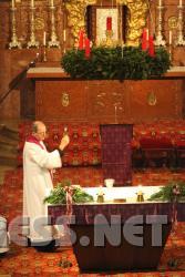 2009.11.28_18.14.23.jpg - Vor der Segnung der mitgebrachten Adventkränze segnete Pfarrer Anton Schuh den großen Kirchen-Adventkranz.