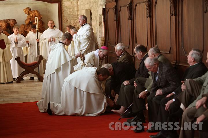 2009.04.09_10.56.48.jpg - Die Mönche bei der "Fußwaschung"  nach dem Vorbild Jesu (im Hintergrund).