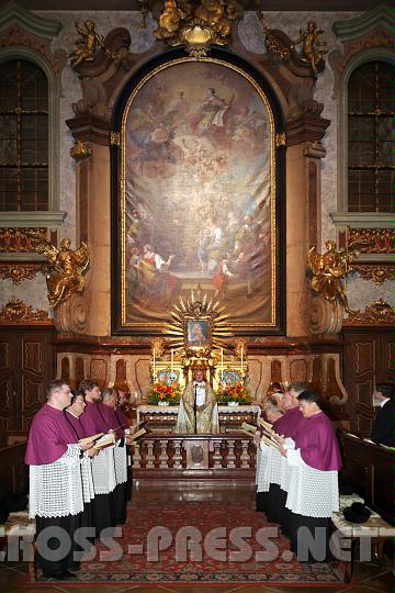 2010.08.27_18.33.03.jpg - Die Chorherren, diesmal nicht im Chorgestühl, sondern beim Marienaltar.