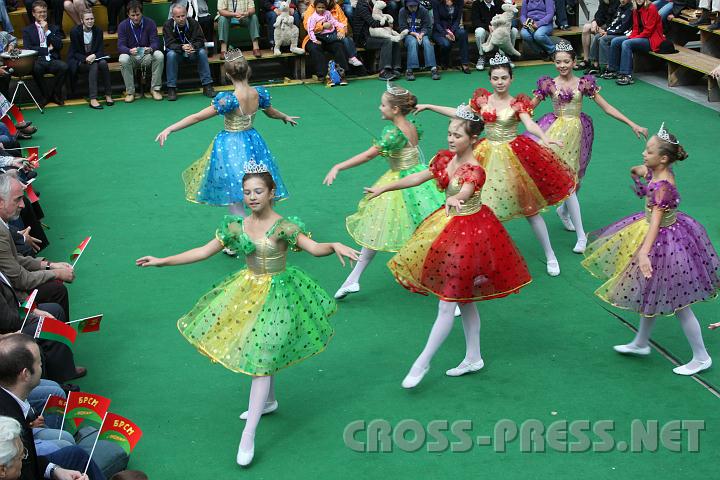 2010.08.28_14.50.44.jpg - Bolschoiqualität bringt die Kinderballettgruppe Bobruisk aus dem Süden Weißrusslands bei der Eröffnung in der Arena vor dem Stift.