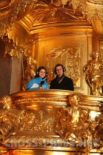 2010.12.07_21.00.14.jpg - Die "goldenen" Reporter Birgit Radinger und Andreas Steinmetz (zugleich Mitorganisator der Jugendvigil), moderierten live von der Predigtkanzel für Radio Maria.