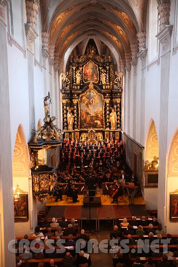 2009.10.04_16.45.57.jpg - Eindrucksvoll fügen sich Chor und Orchester in den monumentalen Kirchenraum.
