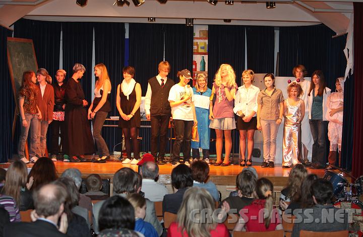 2010.04.16_19.11.43.jpg - Viel Applaus für die Schüler, die zugleich Schriftsteller, Regisseure und Schauspieler waren, sowie für die Mitglieder des Schulorchesters.