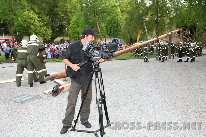 2010.04.30_17.18.33.jpg - Kameramann Paul Hien hat sichtlich Spaß beim Drehen.