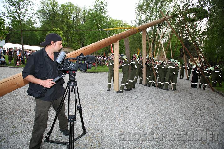 2010.04.30_17.29.39.jpg - Filmen beim Maibaumsetzen: "Kennen das die Bayern denn nicht?", hrte man einen Zuschauer fragen.