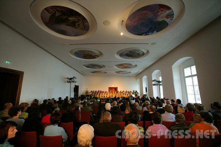 2007-12-09_11.17.55.JPG - Erstmals nach der Landesausstellung ist das Schloss wieder bevölkert.   Advent-Matinée im Hochzeitssaal.   Die Decken-Deko stammt aus dem "Auferstehungsraum" der LA.