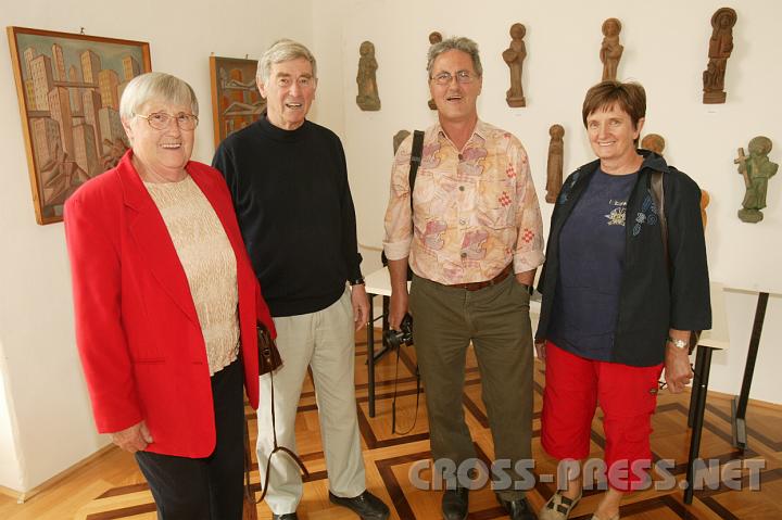 2008.06.08_11.06.03.JPG - Der Sohn des Künstlers, Dr. Hermann Zinner, organisierte die Ausstellung und macht persönlich Führungen.