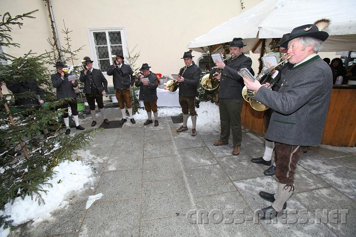 2010.11.28_14.12.45.jpg - Die Jagdhornbläser im Schlosshof.