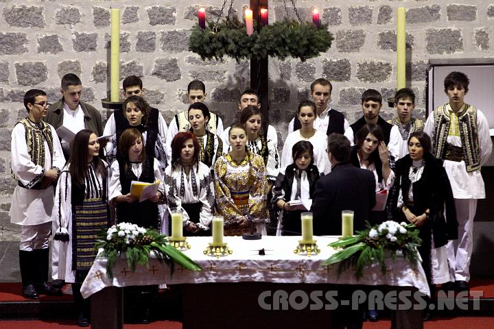 2009.12.19_18.15.59.jpg - Schne Trachten, wunderschne Weihnachtslieder: rumnischer Jugendchor aus Blaj, Siebenbrgen.