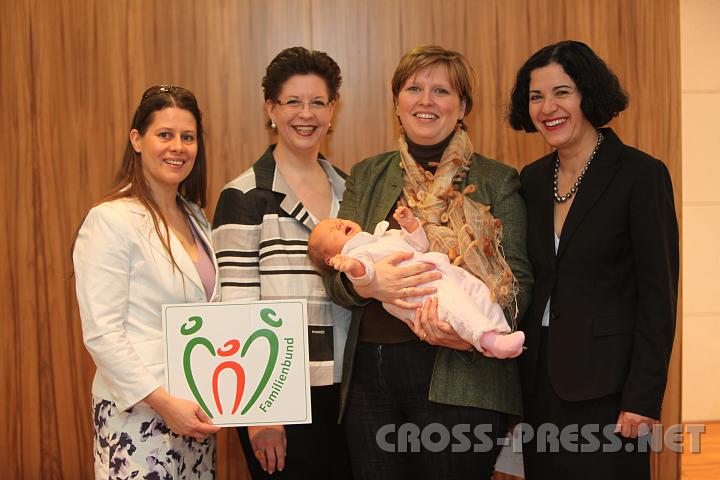 2010.03.22_10.09.24.jpg - v.l.n.r.: Mag.Alexandra Lugert, Bundesgeschäftsführerin des Ö. Familienbundes; Christine Marek, Staatssekretärin für Wirtschaft, Familie und Jugend; Irene Bamberger, Landesgeschäftsführerin des Ö. Familienbundes mit Baby Aurelia; LAbg. Andrea Gottweis, Präsidentin des Ö. Familienbundes.