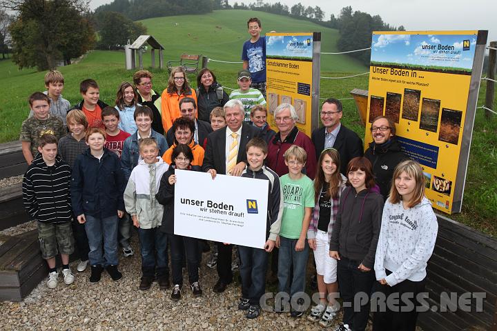 2009.09.25_09.56.10.jpg - Die Schüler der 3a Klasse der HS St.Peter genossen die erste offizielle Unterrichtsstunde in der "Freiluftklasse" trotz des regnerischen Wetters.  HS Dir.Erich Greiner (3. Reihe Mitte), Klassenvorstand Rosemarie Gölzner (2. Reihe), LR Mag. Johann Heuras (Mitte), Bgm. Gerhard Wieser, Dr. Erwin Szlezak, Leiter der NÖ-Bodenkampagne, Dr.Alex Dellantonio von der BoKu Wien.