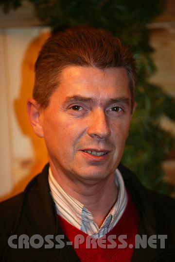 2007-12-06_16.25.11.JPG - Ernest König, Geschäftsführer des Cityclubs, Amstetten:

Grundsätzlich ist der Weihnachtsmarkt ein netter Treffpunkt zum Plaudern nach der Arbeit.   An den Wochenenden, besonders samstags, gibt´s immer ein tolles Programm wie Hirtenspiel, lebende Krippe, ein Musical, Weihnachtslieder-Singen oder Trickkünstler.