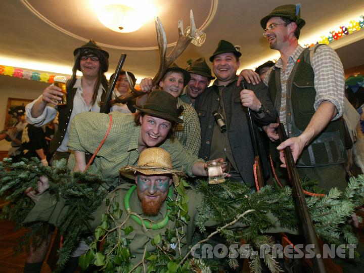 2009.02.07_22.09.56_01.jpg - Die Jäger vom Ertler Jagdverein "Triftnix" machten den 4. Platz bei der Maskenprämierung:  Michaela Ortner, Martin Wenger, Roland Steinbichler, Franz Hirtenlehner und "Baum" Ewald Ortner.