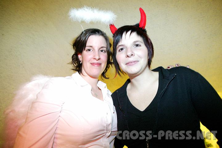 2009.01.17_22.46.50.JPG - Engerl Andrea und Teuferl Sandra kamen den weiten Weg aus Pressbaum nach Kürnberg.