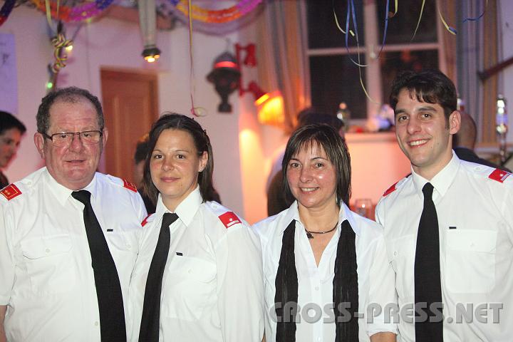 2010.01.09_21.51.08.jpg - "Feuerwehrfamilie" Schwingenschlgl: Vater Stefan (FF-Kommandant bis 2006), Tochter Sabine, Mutter Gerlinde und Sohn Florian - alle Mitglieder der FF.