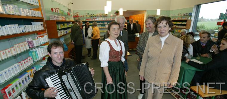 06.10.29_005b Gemtlicher Frhschoppen in heilsamer Umgebung. Apothekenbetreiberinnen Mag. pharm. Andrea Reith (Mitte links) und Mag. pharm. Gertrude Bernhauer (Mitte rechts).