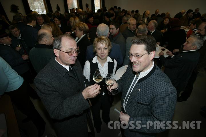 2007-12-30_10.37.52.JPG - Jubilar Anton Schuh lud nach der Frühmesse am 30.12.2007 zu einer "Geburtstags-Agape" ins Pfarrhaus ein.   Alle Anwesenden stoßen mit dem Pfarrer an mit einem edlen Tropfen aus Langenlois, seinem letzten "Pfarr-Posten".  Im Bild mit HS Lehrerin Martina Lehner und HS Direktor Erich Greiner.