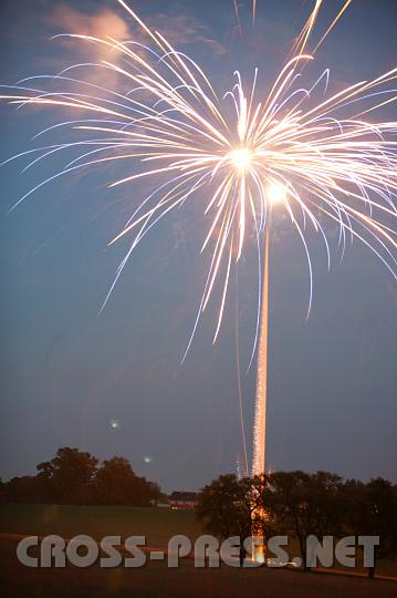2008.06.20_22.16.10.JPG - Wie eine Wunderkerze sprüht das Feuerwerk...