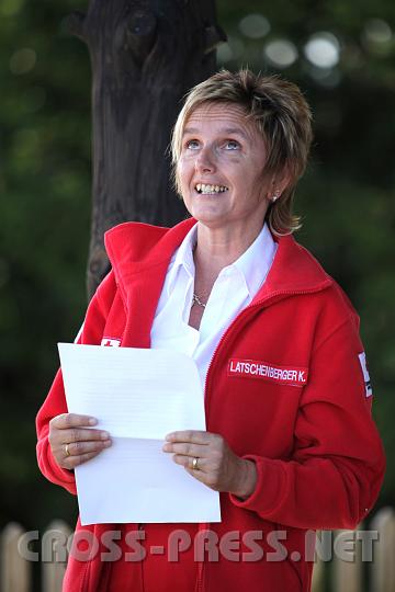 2009.07.19_16.15.17.jpg - Anlässlich der Fahrzeugweihe meinte die RK Bez.Stellenleiterin, dass man den Patienten und den Helfern den Segen von oben nicht vorenthalten sollte.   :)