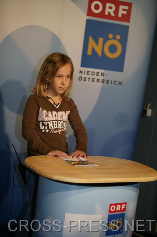 06.11.05_124 Die Kinder hatten die Möglichkeit in die Rolle eines Fernsehmoderators zu schlüpfen.   Dazu baute das NÖ Landesstudio ein echtes Studio inklusive Regieplatz auf.